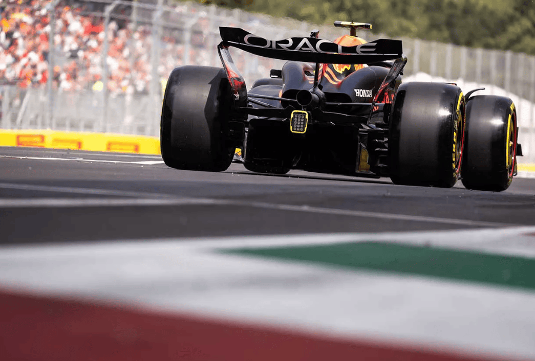 关于梅赛德斯轻取迈凯伦，佩雷兹惊艳四座的信息