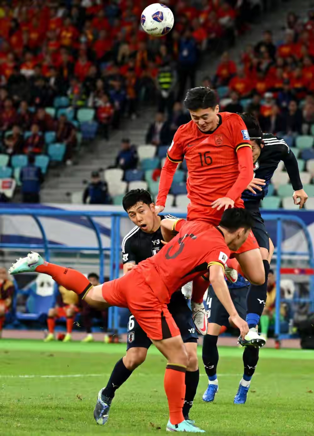 关于职业足球比赛抢先看:精彩比赛幕前球员表现亮眼的信息 关于职业足球比赛抢先看:精彩比赛幕前球员表现亮眼的信息