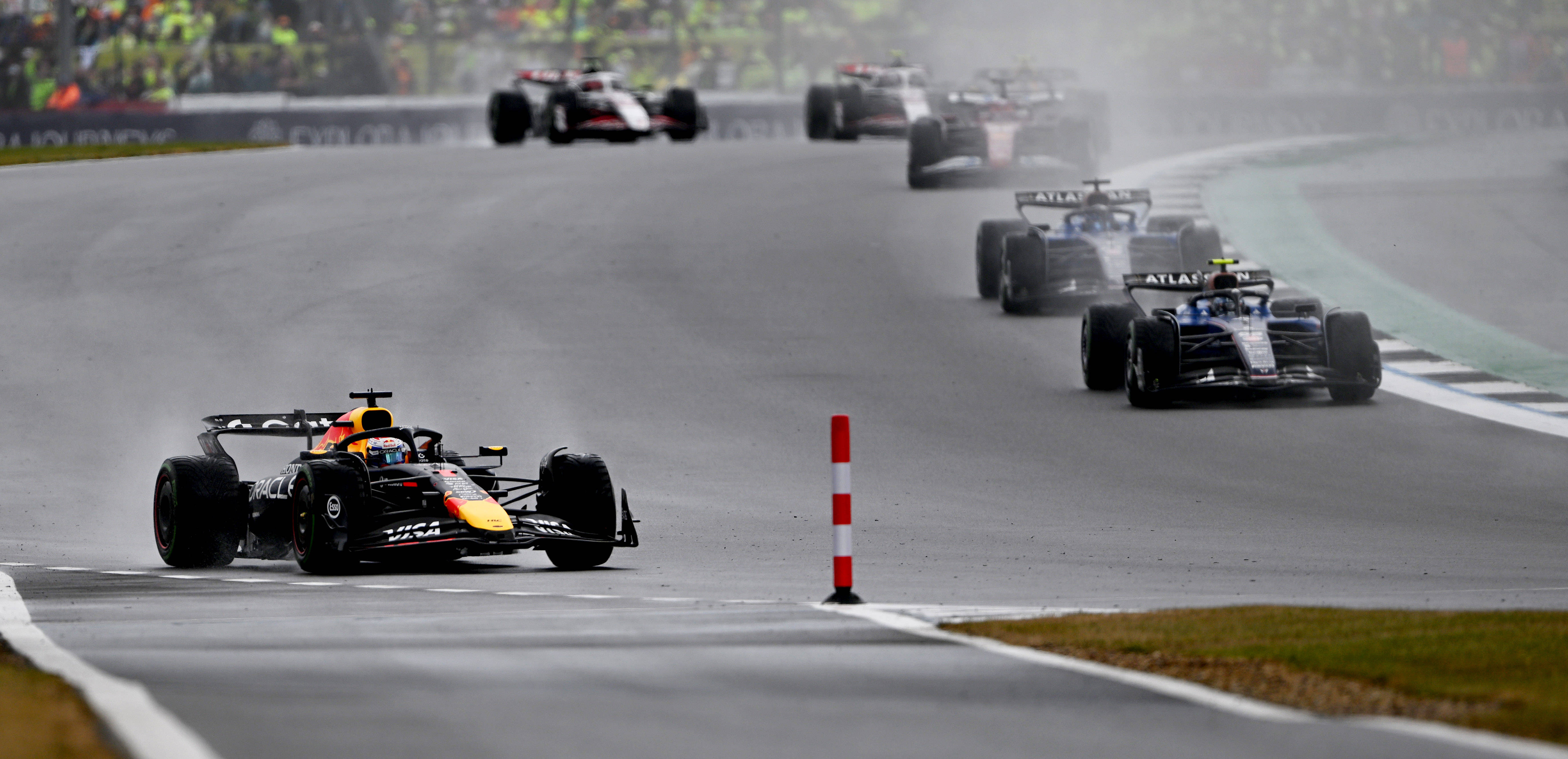 关于索伯车队轻取阿斯顿马丁，维斯塔潘统治全场的信息