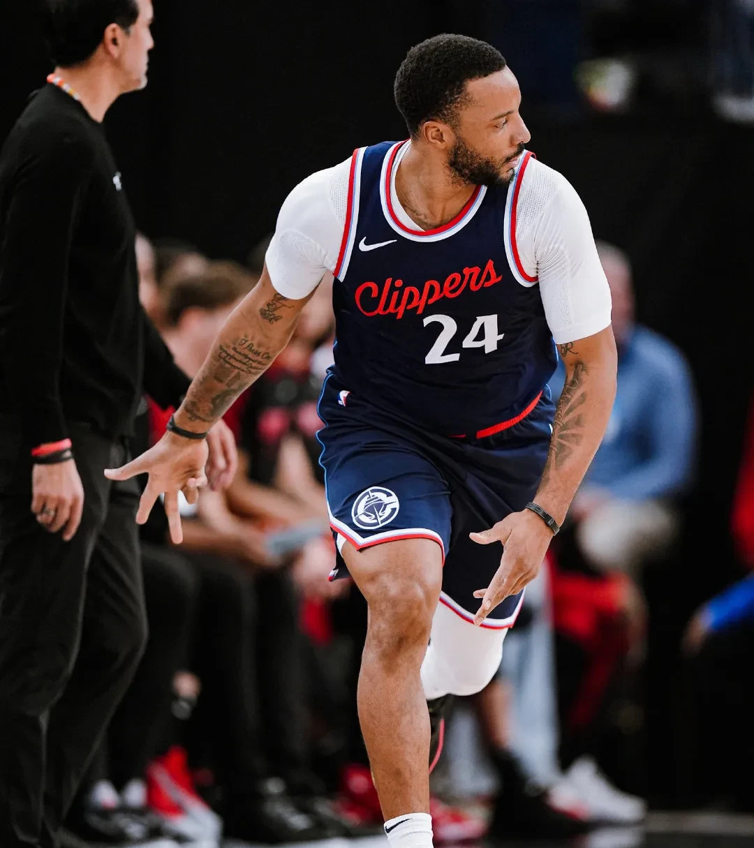 包含爵士爆冷快船，巴恩斯爆发神勇的词条