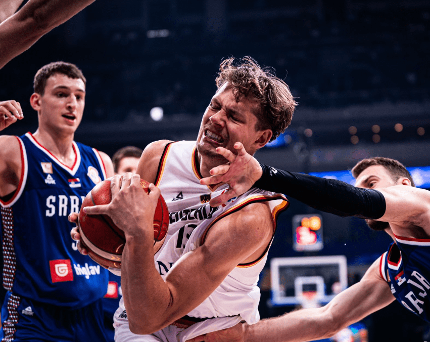 熊猫体育赛事-包含中国男篮力克湖人B队，萨姆·米切尔绝境逆转的词条