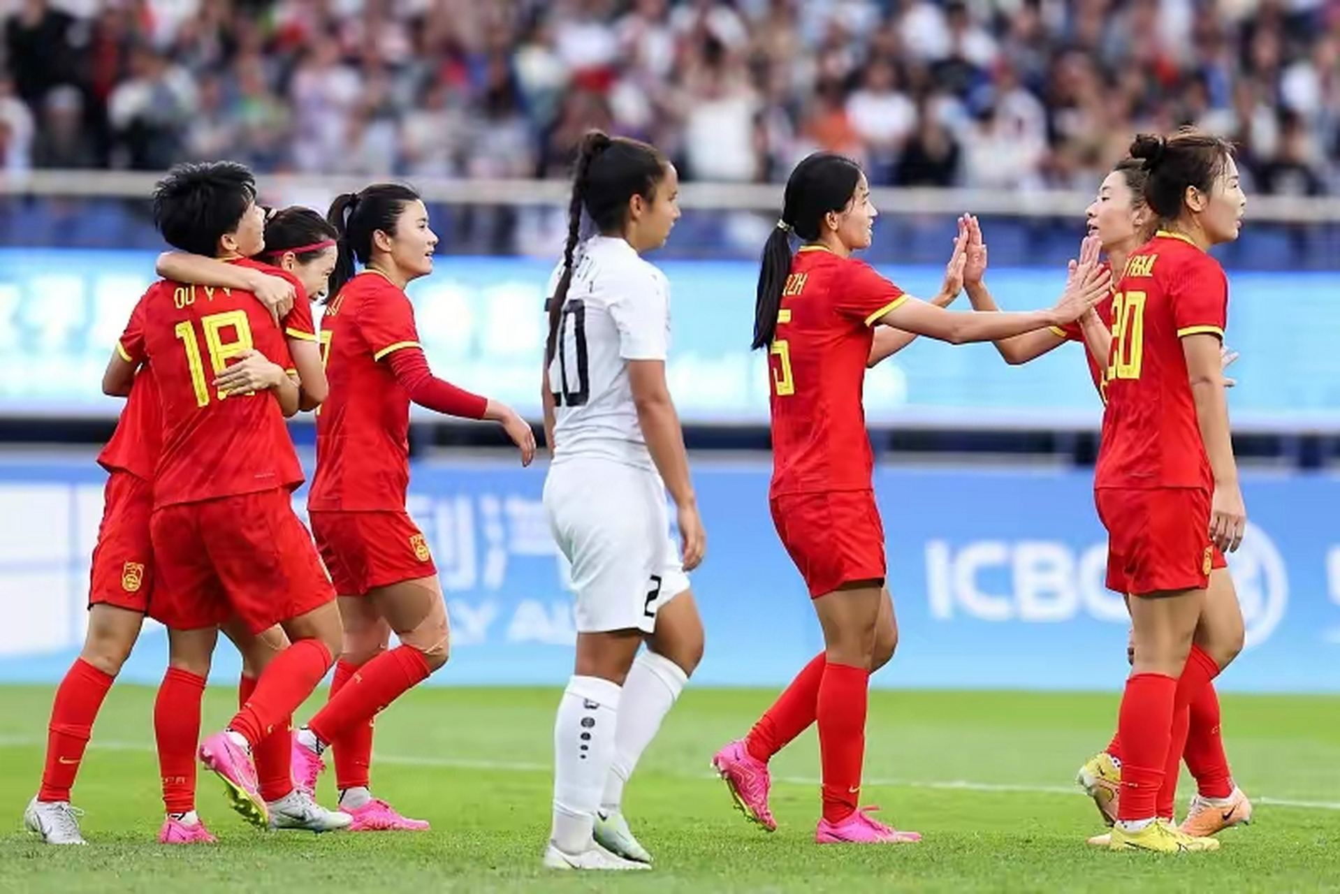 团结一心，中国女足团队共同奋斗