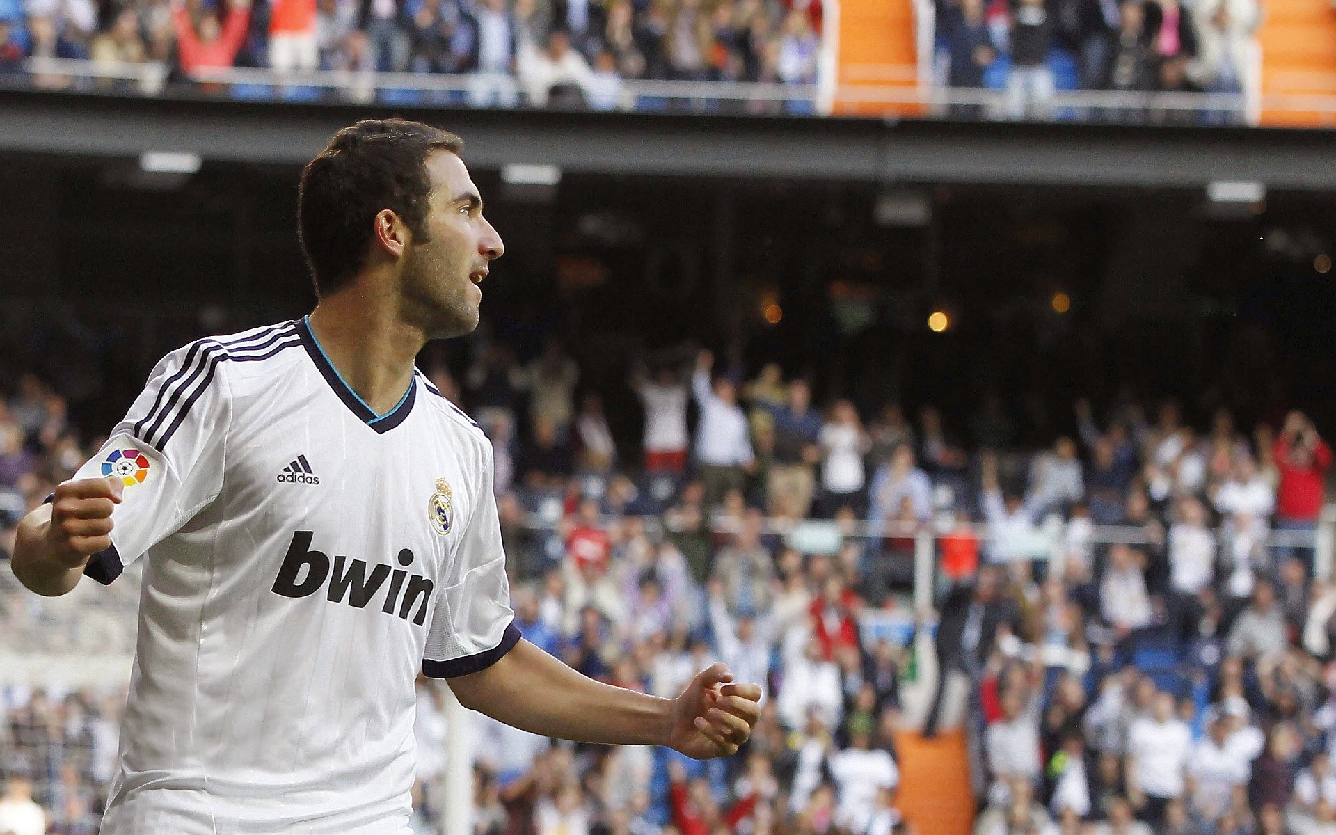 赛道轰鸣与绿茵热浪，当F1新赛季揭幕战之夜遇见状态火热的卡塞米罗